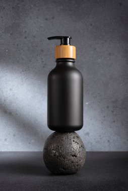 Sıvı sabun, jöle, losyon, krem, şampuan ve diğer kozmetikler için şeker pompalı siyah şişe. Boş ürün paketleme şablon tasarımı.