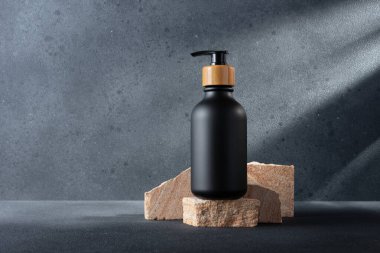 Sıvı sabun, jöle, losyon, krem, şampuan ve diğer kozmetikler için şeker pompalı siyah şişe. Boş ürün paketleme şablon tasarımı.