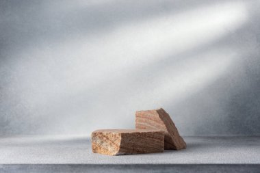 Kozmetik ürünlerin arka planı olarak taş podyum. Model Kalıbı ve Ürünü Göster. 