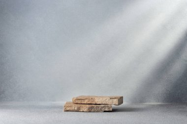 Kozmetik ürünlerin arka planı olarak taş podyum. Model Kalıbı ve Ürünü Göster. 