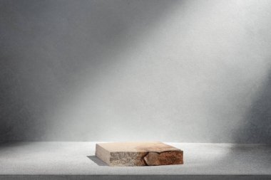 Kozmetik ürünlerin arka planı olarak taş podyum. Model Kalıbı ve Ürünü Göster. 