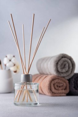 İç kısımda Reed aroması var. Konforlu banyo atmosferi. Aromaterapi ile rahatlama kavramı. 