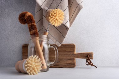 Bulaşık yıkama ve mutfak temizliği için bambu fırçaları ve doğal ürünler. Sıfır atık çevre dostu temizlik kavramı.
