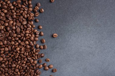 Koyu gri arkaplanda kahve çekirdeği dokusu