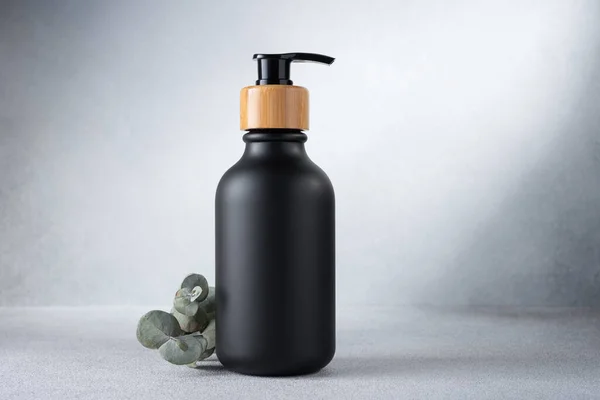 Černá Láhev Dávkovacím Čerpadlem Eukalyptem Pro Přírodní Kosmetiku Prázdný Výrobek — Stock fotografie