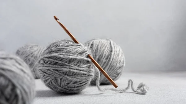 Kayu Kroket Kait Dan Bola Benang Abu Abu Untuk Crocheting — Stok Foto