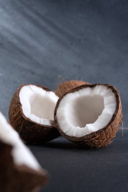 Hindistan cevizi meyvesi ve tüm hindistan cevizi.