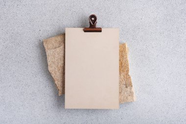 Taş zemininde klasör olan boş bir kağıt kağıdı. Tasarım için model sahnesi.