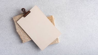 Taş zemininde klasör olan boş bir kağıt kağıdı. Tasarım için model sahnesi.