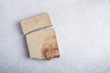 Gri arka planda taş görünümlü düz podyum. Güzellik kozmetik gösterisi için ürün tanıtımı.