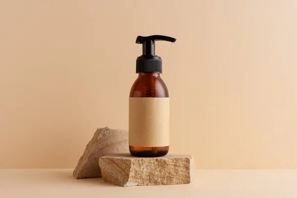 Brun Glasflaska Stående Stenpodium För Kosmetisk Produkt Mock Naturligt Ekologiskt — Stockfoto