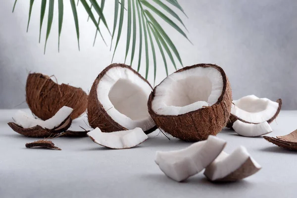 Gruppe Von Geknackten Kokosfrüchten Auf Grauem Hintergrund Mit Dramatischem Licht — Stockfoto