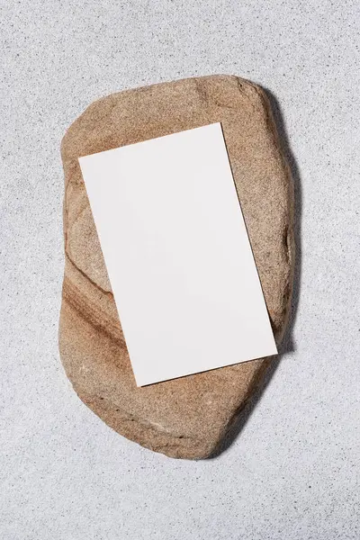 Λευκά Φύλλα Χαρτιού Κάρτα Φυσικό Πέτρινο Φόντο Σκηνή Mockup Για — Φωτογραφία Αρχείου