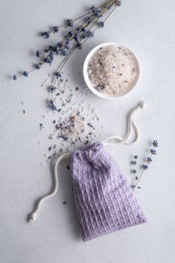 Ev yapımı lavanta banyosu tuzunu kaplıca ve sağlık hizmeti için pamuk torbasına koydum.