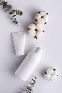 SPA marka modellemesi için kozmetik beyaz şişeleri. Doğal organik güzellik ürünü konsepti.