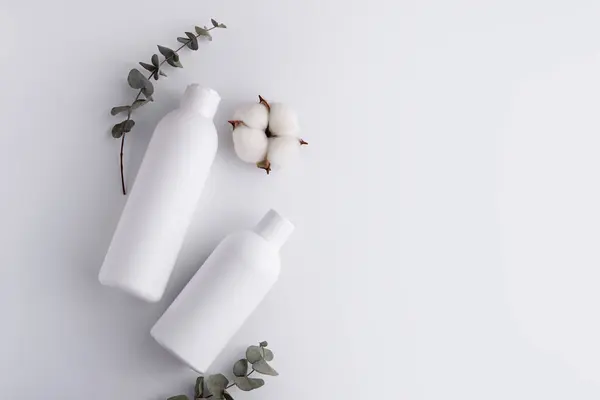 用于Spa品牌模拟的化妆品白色瓶子 天然有机美容产品概念 — 图库照片