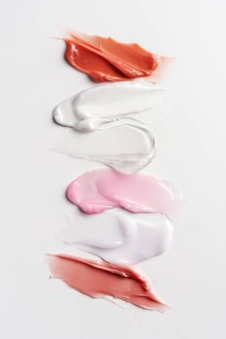 Beyaz arkaplanda farklı çıplak renk deseni kozmetik leke dokusu