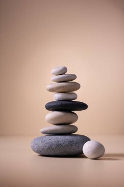 Bej arka planda çakıl taşlarını dengelemek. Rahatla, meditasyon ve zen konsepti.