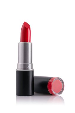 Beyaz arkaplanda siyah ve metalik ambalajda incelenen klasik kırmızı ruj.
