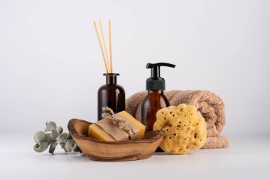 Doğal banyo ve vücut bakım ürünleri. Deniz süngeri, ev yapımı sabun ve kamış aroması ayırıcı. Doğal güzellik ürünü konsepti. 