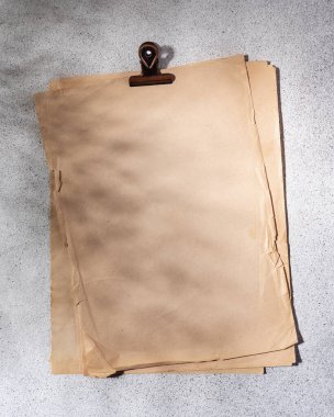 Gri beton arka planda retro klasörü olan eski kağıt çarşaflar