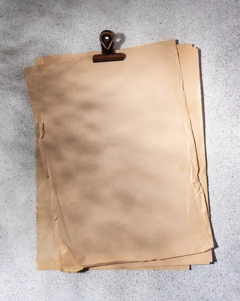 Gri beton arka planda retro klasörü olan eski kağıt çarşaflar