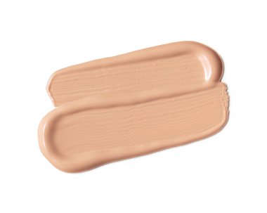 Sıvı temel ya da BB smear beyaz arka planda izole. Cilt rengi, krem kumaş örneği..