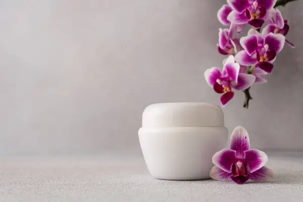 Vit Kosmetisk Grädde Burk Produkt Mockup Grå Bakgrund Med Orkidé — Stockfoto