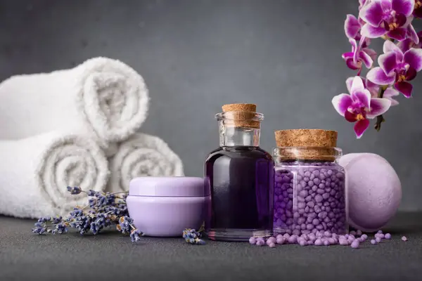 Spa Wellness Set Med Lavendel Blommor Orkidé Eteriska Oljeflaskor Grädde — Stockfoto