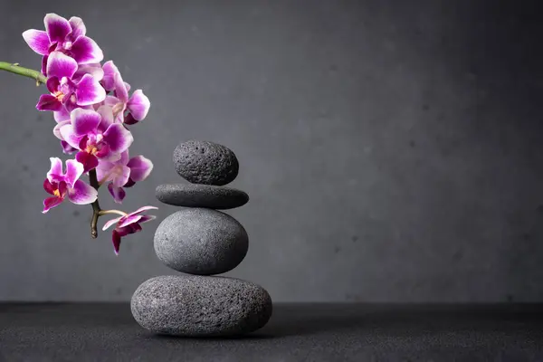 Montón Sereno Piedras Grises Suaves Equilibradas Arreglo Zen Con Flores Imagen De Stock