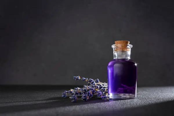 Pequeña Botella Vidrio Con Líquido Púrpura Jarabe Lavanda Con Flores Imagen De Stock