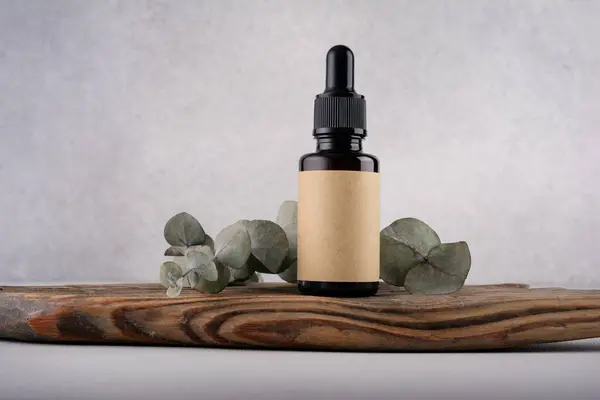Botella Cuentagotas Marrón Minimalista Elegante Aceite Esencial Eucalipto Sobre Una Fotos De Stock