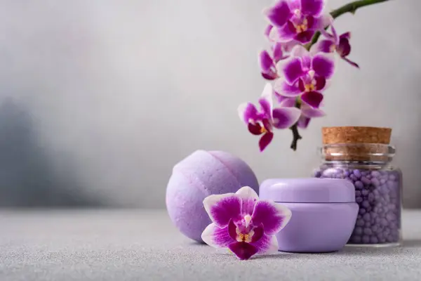 Badeprodukte Für Wellness Und Wellness Mit Lila Orchideenblüten Körperpflege Und lizenzfreie Stockfotos