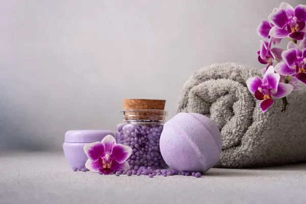 Lázeňské Produkty Pro Wellness Lázně Fialovými Orchidejovými Květy Toaletní Potřeby Royalty Free Stock Obrázky