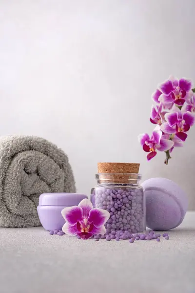 Fürdő Termékek Wellness Spa Lila Orchidea Virágokkal Testápolási Önápolási Stock Fotó