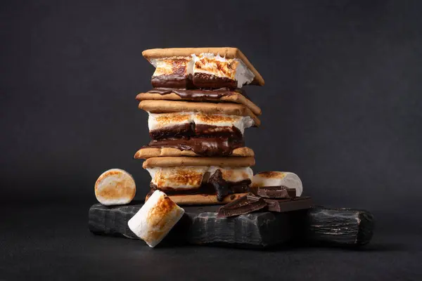 어두운 배경에 크래커와 초콜릿 맛있는 마쉬멜로 샌드위치 로열티 프리 스톡 이미지