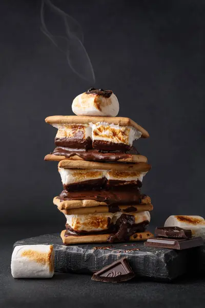 어두운 배경에 크래커와 초콜릿 맛있는 마쉬멜로 샌드위치 로열티 프리 스톡 사진