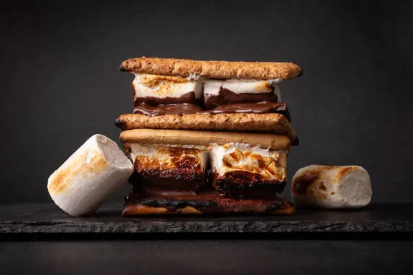 Olores Recién Asados Delicioso Sándwich Malvavisco Con Galletas Chocolate Sobre Fotos de stock libres de derechos
