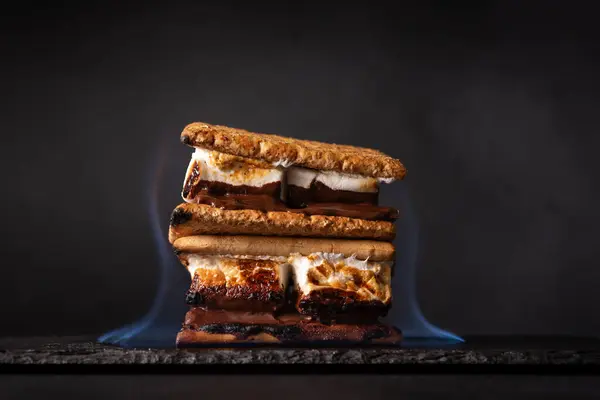 Frisch Geröstete Düfte Leckeres Marshmallow Sandwich Mit Cracker Und Schokolade Stockbild
