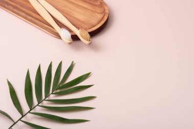 Tahta tepside, palmiye yapraklı bambu diş fırçaları.