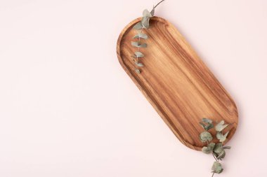 Boş ahşap tepsi ve kuru okaliptüs, kozmetik ürünler için, üst görünüm, kopyalama alanı.