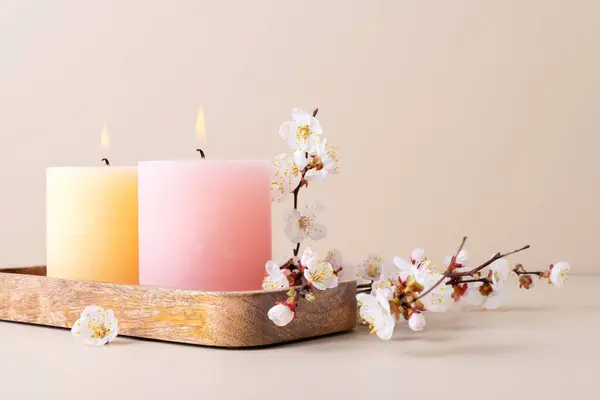 Hořící Svíčky Šířící Vůni Stole Lázeňské Místnosti Krásná Kompozice Pastelově Stock Fotografie
