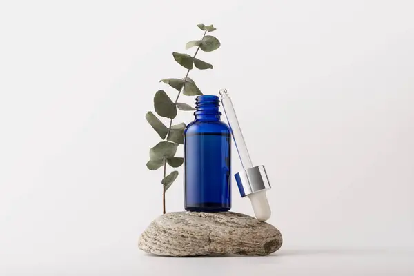 Kék Üveg Szérumpalack Szerves Kozmetikumhoz Természetes Kődobogón Eukaliptuszon Mockup Bőrápoló Jogdíjmentes Stock Képek