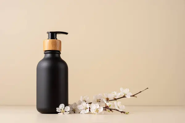 Botella Dispensadora Negra Para Cosmética Maqueta Productos Baño Con Ramita Imágenes de stock libres de derechos