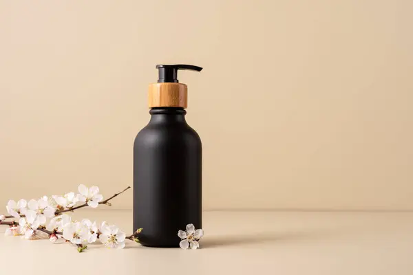 Černý Dávkovač Láhev Pro Kosmetický Koupelový Výrobek Mock Třešňovým Květu Stock Snímky