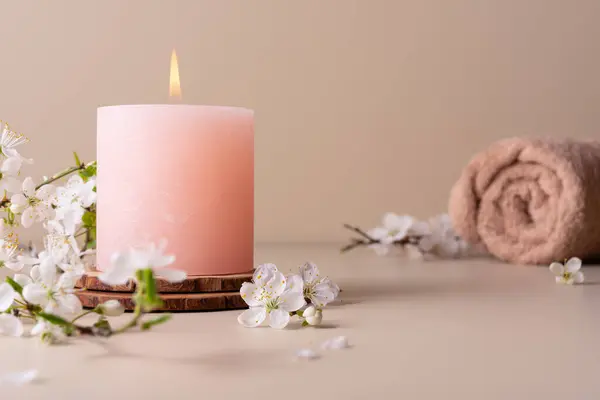 燃烧着的蜡烛在温泉房间的桌子上散发出香气 美丽的构图 用彩色蜡烛和樱花枝条处理温泉 图库照片