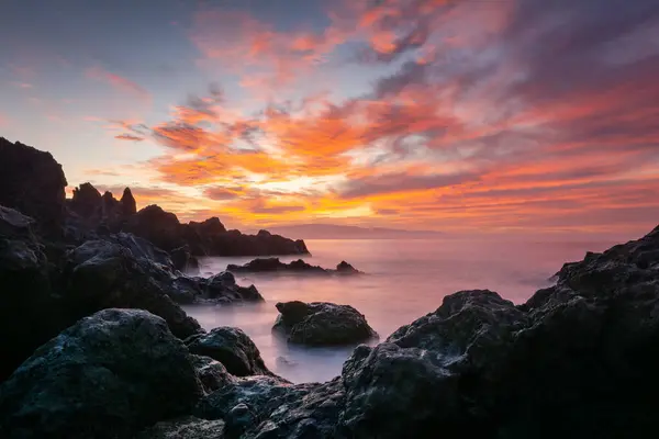 Prachtig Landschap Met Een Rotsachtig Oceaanstrand Bij Zonsondergang Tenerife Eiland Rechtenvrije Stockfoto's