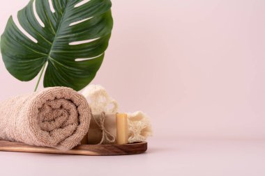 Banyo, spa ve sağlık için banyo malzemeleri. Vücut bakımı pamuk havlu, sabun ve lifli süngerle yaşam. 