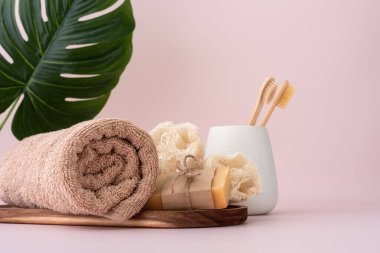 Banyo, spa ve sağlık için banyo malzemeleri. Vücut bakımı hala pamuk havlu, sabun, lif süngeri ve bambu diş fırçasıyla dolu..