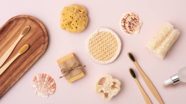 Kişisel banyo aksesuarları. Vücut bakım ürünleri doğal deniz süngeri, bambu diş fırçası, sabun ve lif süngeri ile bezenmiş..